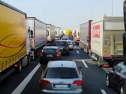 Verstopfte Autobahnen, überfüllte Park- und Rastplätze - Alltag auf deutschen Autobahnen! Quelle: pixaby.com