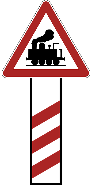 Vorsicht bei unbeschrankten Bahnübergängen. Quelle: www.pixabay.com / WikimediaImages