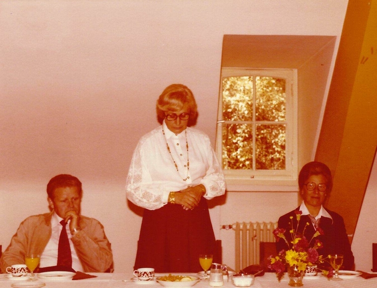 Konrektorin Margret Berendsen hält eine kleine Rede. Links von ihr Ferdi Fockenbrock, unser damaliger Physiklehrer. Quelle: Fotoalbum Cebulla Konrektorin Margret Berendsen hält eine kleine Rede. Links von ihr Ferdi Fockenbrock, unser damaliger Physiklehrer. Quelle: Fotoalbum Cebulla