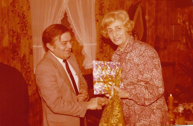 Konrektorin Berendsen übbereicht Herrn Gerhard Cebulla ein Pröäsent. Quelle: Fotoalbum Cebulla. Konrektorin Berendsen übbereicht Herrn Gerhard Cebulla ein Pröäsent. Quelle: Fotoalbum Cebulla.