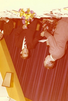 Herr Cebulla erhält seine Ernennungsurkunde. Quelle: Fotoalbum Cebulla. Herr Cebulla erhält seine Ernennungsurkunde. Quelle: Fotoalbum Cebulla.