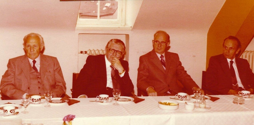 Auf diesem Foto sieht man am rechten Bildrand Direktor Meyer, der die Langenbergschule I leitete. Quelle: Fotoalbum Cebulla Auf diesem Foto sieht man am rechten Bildrand Direktor Meyer, der die Langenbergschule I leitete. Quelle: Fotoalbum Cebulla