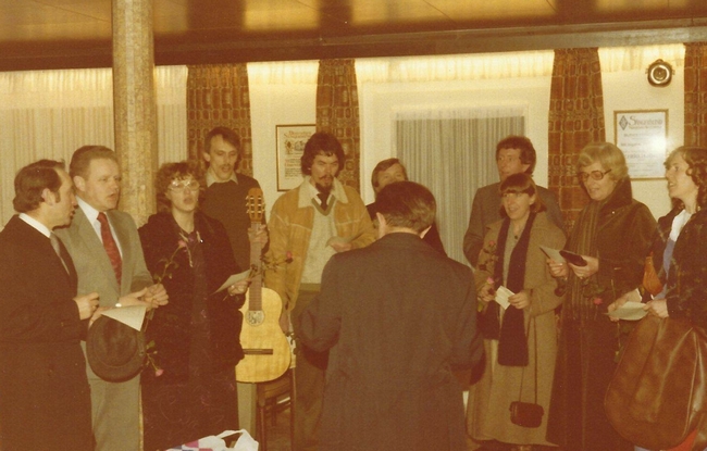 Ein Lehrer-Chor unter der Leitung von Gerhard Cebulla? Von Links: Hr. Essing, Hr. Fockenbrock, Hr. Terörde, Hr. Niehoff, Hr. Kahlert, Herr Langenhoff, Fr. Berendsen, Fr. Vieth. Hr. Cebulla leitet den Chor. Zwei Personen konnten nicht namentlich benannt werden. Quelle: Fotoalbum Cebulla. Ein Lehrer-Chor unter der Leitung von Gerhard Cebulla? Von Links: Hr. Essing, Hr. Fockenbrock, Hr. Terörde, Hr. Niehoff, Hr. Kahlert, Herr Langenhoff, Fr. Berendsen, Fr. Vieth. Hr. Cebulla leitet den Chor. Zwei Personen konnten nicht namentlich benannt werden. Quelle: Fotoalbum Cebulla.