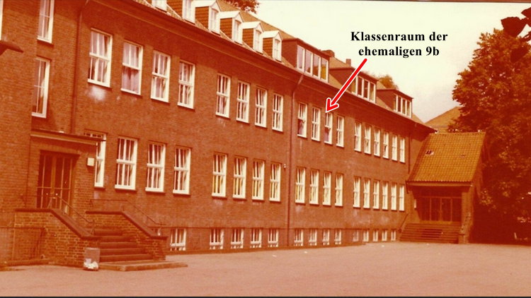 Die Rückseite der Langenbergschule mit Pausenplatz. Quelle: Fotoalbum Cebulla. Die Rückseite der Langenbergschule mit Pausenplatz. Quelle: Fotoalbum Cebulla.