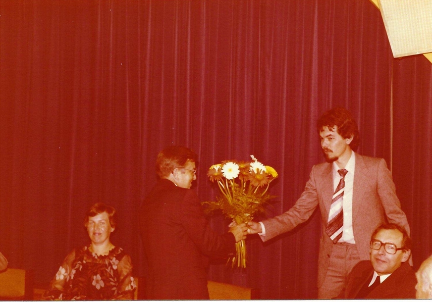 Herr Niehoff gratuliert dem Kollegen Cebulla zur Ernennung zum Direktor der Langenbergschule. Quelle: Fotoalbum Cebulla. Herr Niehoff gratuliert dem Kollegen Cebulla zur Ernennung zum Direktor der Langenbergschule. Quelle: Fotoalbum Cebulla.