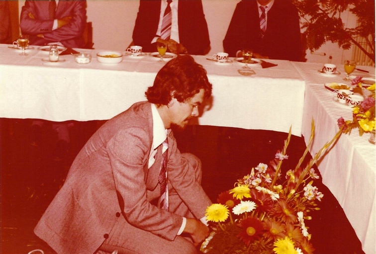 Kranzniederlegung? Wohl kaum. Fr. J. Niehoff legt ein Blumengeschenk am Tisch des neuen Direktors ab. Quelle: Fotoalbum Cebulla. Kranzniederlegung? Wohl kaum. Fr. J. Niehoff legt ein Blumengeschenk am Tisch des neuen Direktors ab. Quelle: Fotoalbum Cebulla.