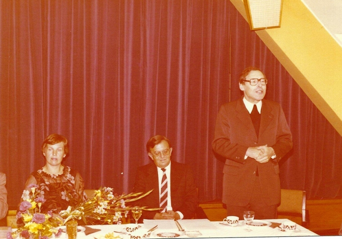 Pfarrer van Gemmeren hält anlässlich der Amtseinführung eine kleine Rede. Quelle: Fotoalbum Cebulla Pfarrer van Gemmeren hält anlässlich der Amtseinführung eine kleine Rede. Quelle: Fotoalbum Cebulla