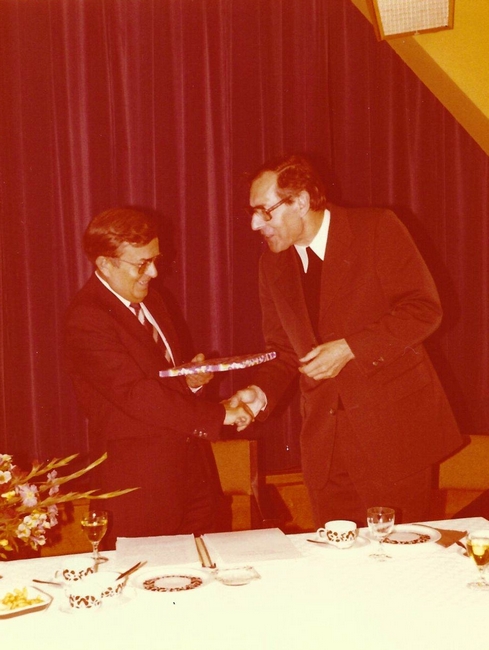 Pfarrer Joseph van Gemmeren (1921 - 1996), Pfarrer von 1964 - 1994 in der Gemeinde Liebfrauen, überreicht Herrn Cebulla ein Präsent. Quelle: Fotoalbum Cebulla Pfarrer Joseph van Gemmeren (1921 - 1996), Pfarrer von 1964 - 1994 in der Gemeinde Liebfrauen, überreicht Herrn Cebulla ein Präsent. Quelle: Fotoalbum Cebulla