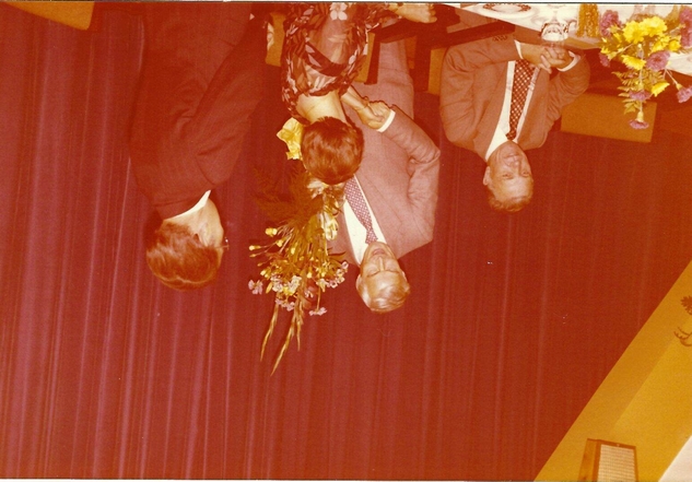 Der damalige Stadtdurektor Gillen überreicht Frau Cebulla den obligatorischen Blumenstrauß der Stadt Bocholt. Quelle: Fotoalbum Cebulla Der damalige Stadtdurektor Gillen überreicht Frau Cebulla den obligatorischen Blumenstrauß der Stadt Bocholt. Quelle: Fotoalbum Cebulla