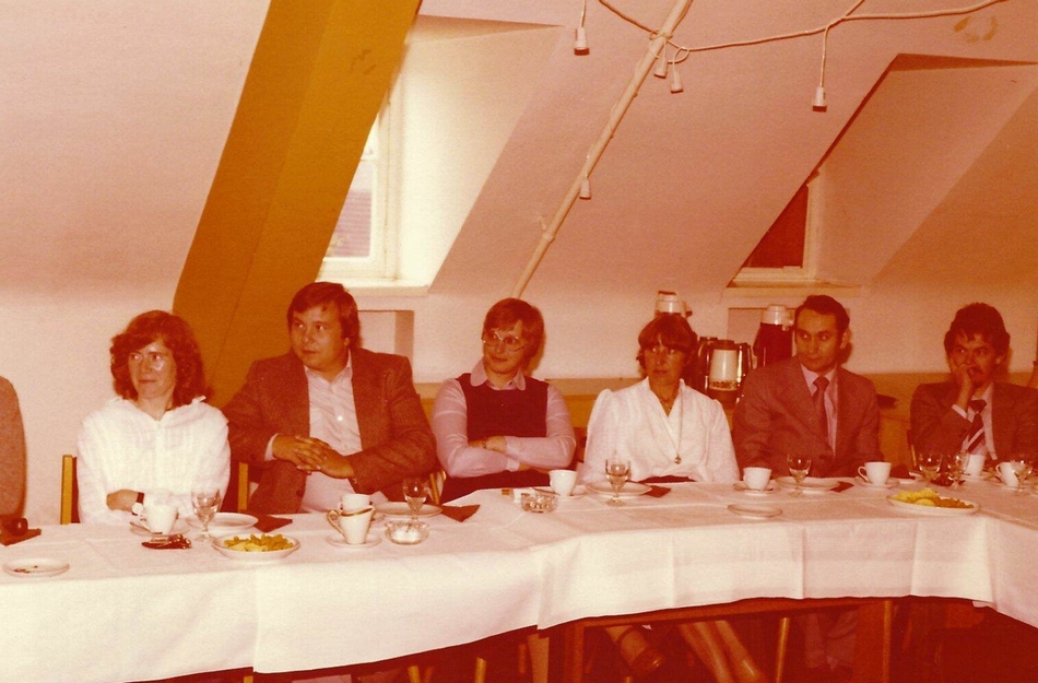 Das Kollegium lauscht den Reden bei der Amtseinführung von Herrn Cebulla. Von links: Frau Mönckehuis, Hr Kahlert, Fr. Kahlert, Person unbekannt, Hr. Essing, Herr Niehoff. Quelle: Fotoalbum Cebulla. Das Kollegium lauscht den Reden bei der Amtseinführung von Herrn Cebulla. Von links: Frau Mönckehuis, Hr Kahlert, Fr. Kahlert, Person unbekannt, Hr. Essing, Herr Niehoff. Quelle: Fotoalbum Cebulla.