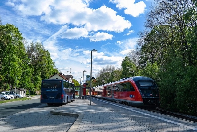 Ein gut abgestimmtes ÖPNV-Netz aus Bussen und Bahnen entscheidet über die Zukunft unserer Städte und besonders die der ländlichen Regionen / Quelle: www.pixabay.com
