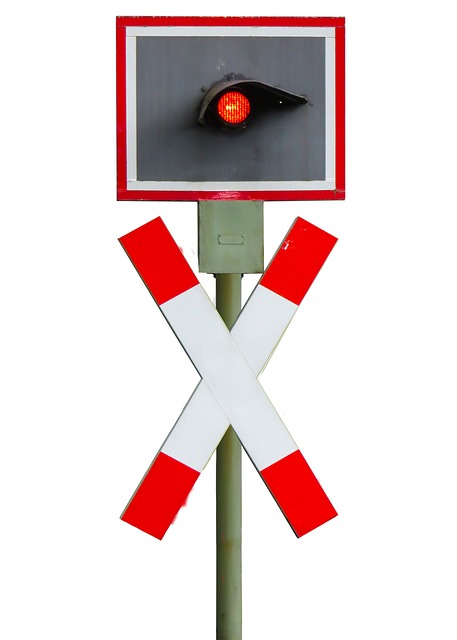 Unbeschrankte Bahnübergänge - Noch immer eine große Gefahr!. Quelle: www.pixabay.com