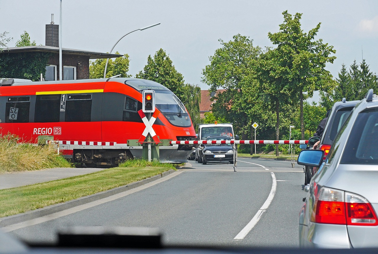 Bahnübergänge mit Schranken und Rotlicht - Bei Reaktivierungen Pflicht!. Quelle: www.pixabay.com / Bahnübergang-Erich-Westendarp