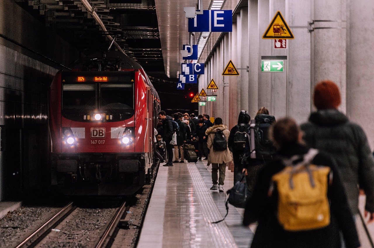 Steigende Fahrgastzahlen in Bussen und Bahnen - IHK-Infos. Quelle. www.pixabay.com /-wal_172619